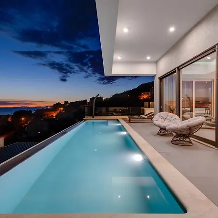 Grey With 4 Bedrooms, Heated Pool, Sauna, Media Room, Sea Views * Jesenice (Split-Dalmatia)