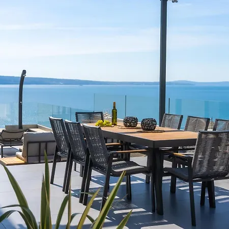 Grey With 4 Bedrooms, Heated Pool, Sauna, Media Room, Sea Views Willa