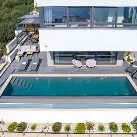 Grey With 4 Bedrooms, Heated Pool, Sauna, Media Room, Sea Views Willa *