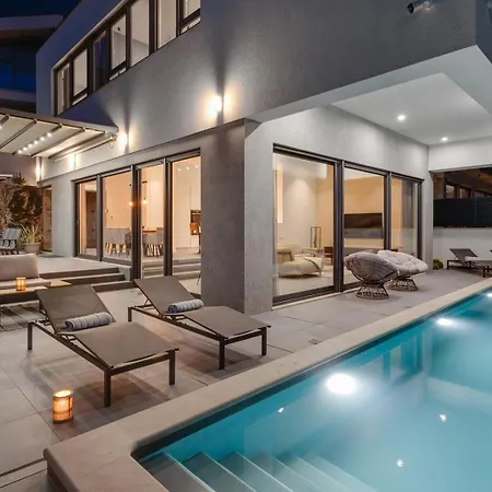 Grey With 4 Bedrooms, Heated Pool, Sauna, Media Room, Sea Views * Jesenice (Split-Dalmatia)