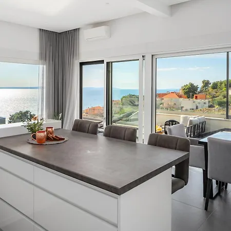 Grey With 4 Bedrooms, Heated Pool, Sauna, Media Room, Sea Views Willa