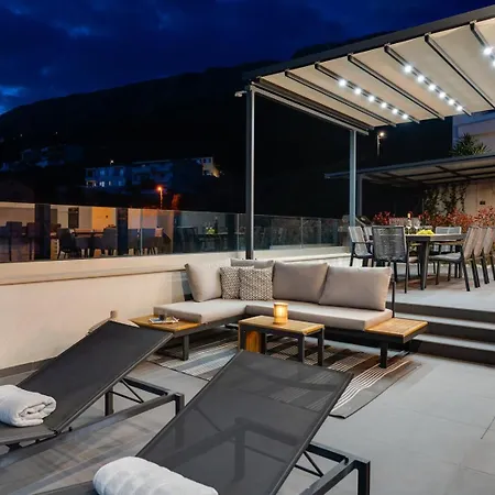 Grey With 4 Bedrooms, Heated Pool, Sauna, Media Room, Sea Views Villa Jesenice (Split-Dalmatia)