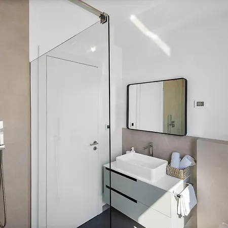 Grey With 4 Bedrooms, Heated Pool, Sauna, Media Room, Sea Views Willa *