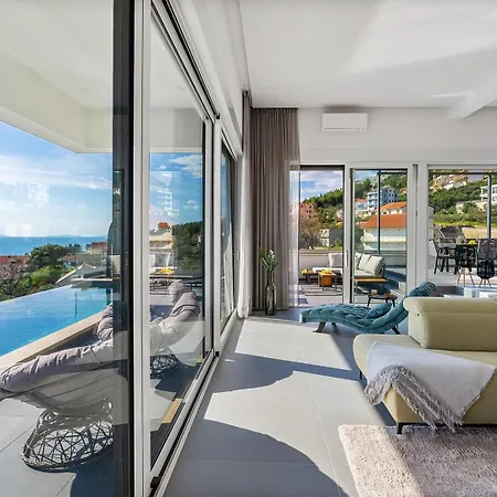 Grey With 4 Bedrooms, Heated Pool, Sauna, Media Room, Sea Views * Jesenice (Split-Dalmatia)